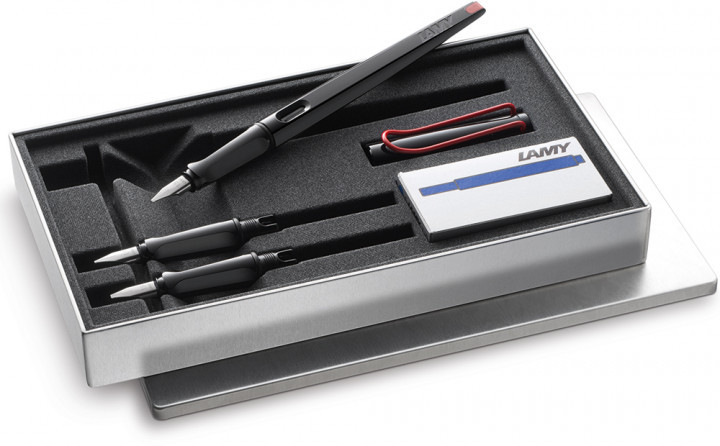 Набор для калиграфии Lamy Joy (Ручка Чернильная Матовая Чёрная с хромированным колпачком / Чернила T10 Синие)
Набор для калиграфии Lamy Joy (Ручка Чернильная Матовая Чёрная с хромированным колпачком / Чернила T10 Синие)