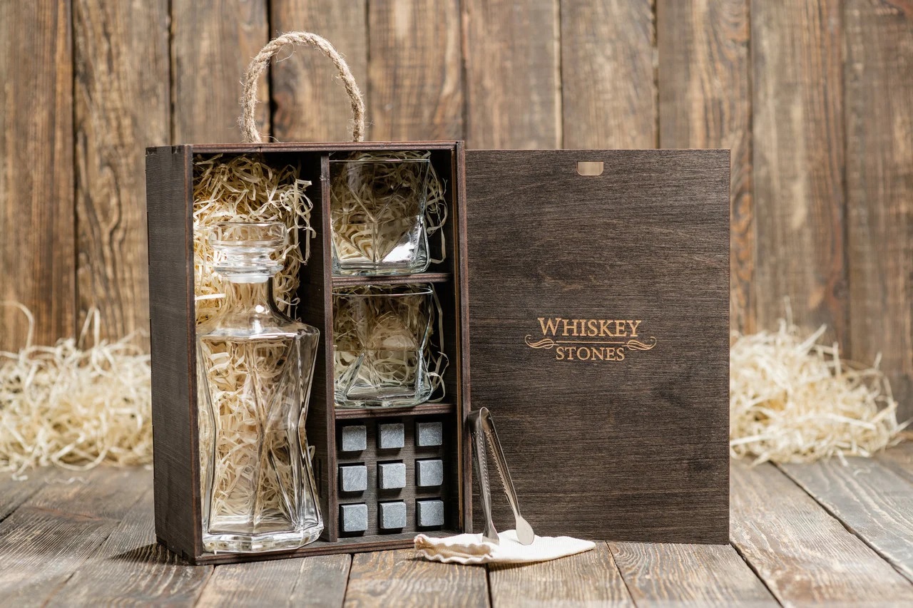 Камни для виски Whiskey stones Original со стаканами и декантером Bormoli Rocco Cassiopea в подарочном пенале 9 шт. из стеатита + 2 бокала + декантер + щипцы с инструкцией
Камни для виски Whiskey stones Original со стаканами и декантером Bormoli Rocco Cassiopea в подарочном пенале 9 шт. из стеатита + 2 бокала + декантер + щипцы с инструкцией