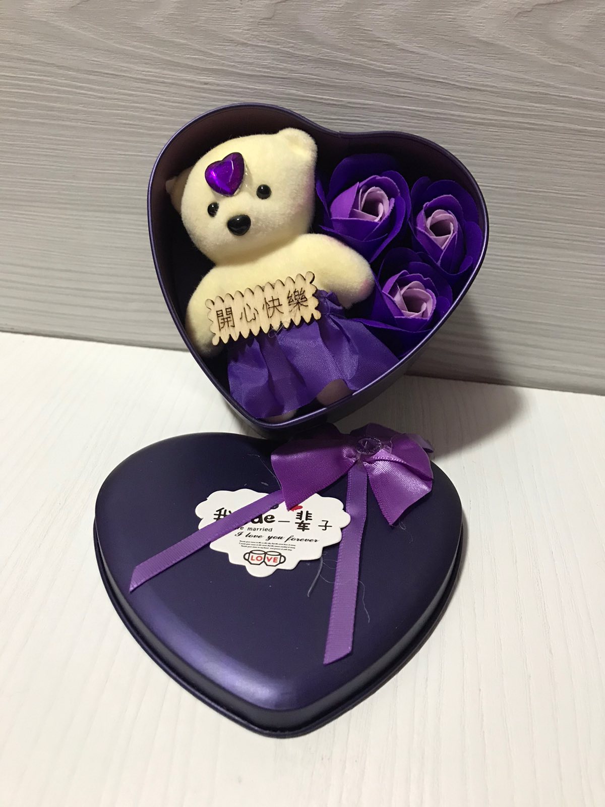 Подарочный набор Bear & Flowers Purple розы из мыла в коробке в виде сердца с плюшевым медведем для женщин и мужчин Фиолетовый
Подарочный набор Bear & Flowers Purple розы из мыла в коробке в виде сердца с плюшевым медведем для женщин и мужчин Фиолетовый