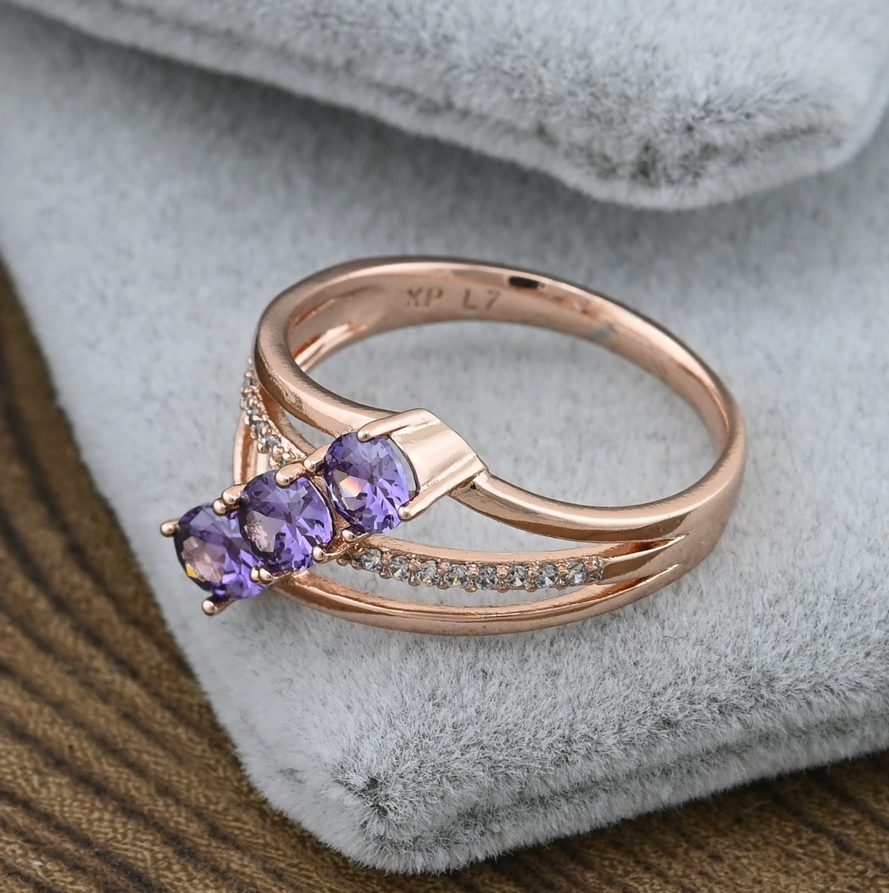 Кольцо Xuping 30365 размер 19 ширина 15 мм вес 2.3 г фиолетовые фианиты позолота РО
Кольцо Xuping 30365 размер 19 ширина 15 мм вес 2.3 г фиолетовые фианиты позолота РО