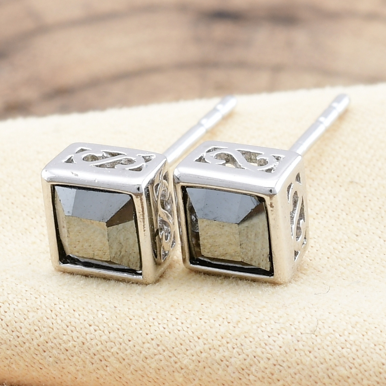 Серьги Xuping с кристаллами Swarovski 97332 размер 6х6 мм цвет серебряная ночь вес 1.3 г позолота Белое Золото
Серьги Xuping с кристаллами Swarovski 97332 размер 6х6 мм цвет серебряная ночь вес 1.3 г позолота Белое Золото