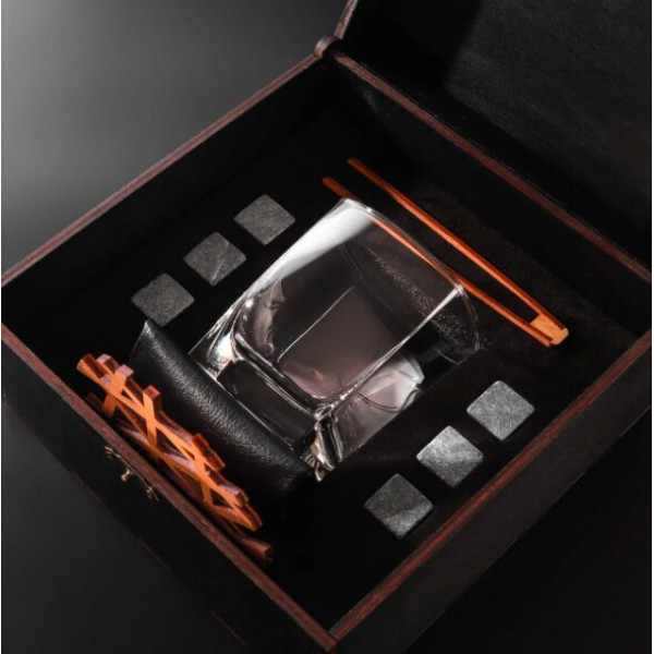 Камни для виски Подарочный набор мужчине Whiskey stones (6 камней из стеатита+темная деревянная коробка+мешочек+бокал Sterling+щипцы+подставка.)
Камни для виски Подарочный набор мужчине Whiskey stones (6 камней из стеатита+темная деревянная коробка+мешочек+бокал Sterling+щипцы+подставка.)