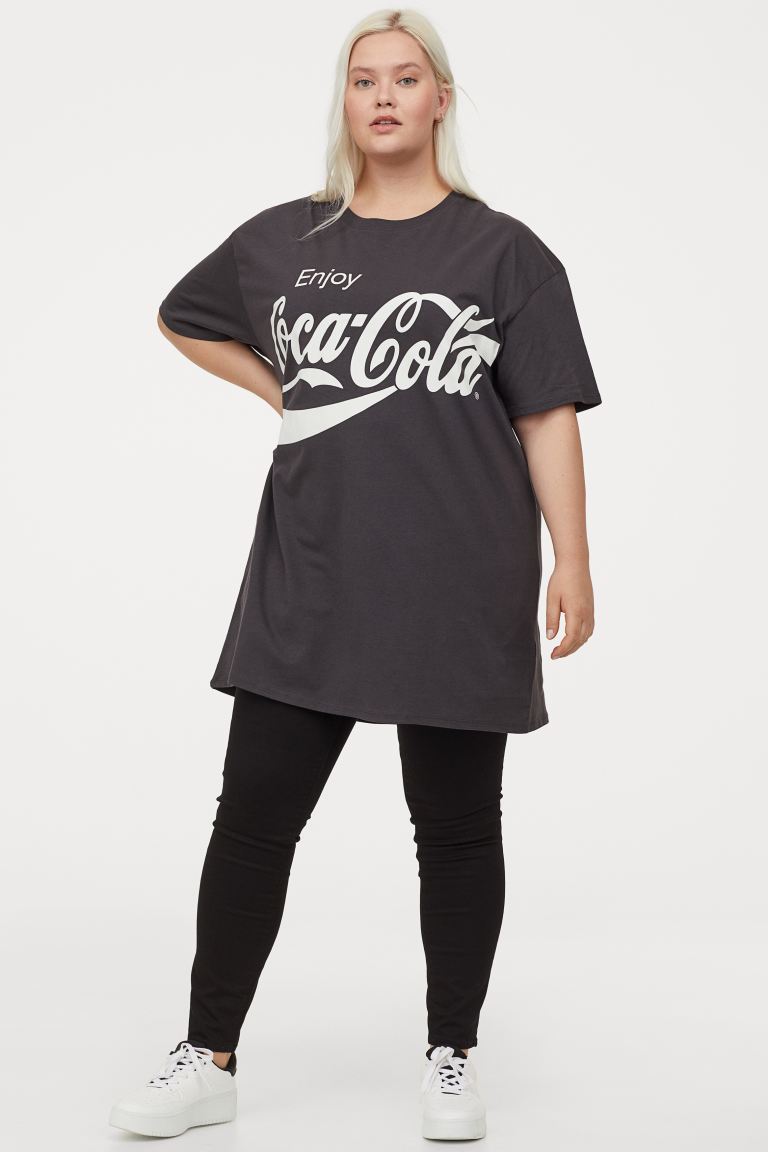 Платье-футболка с принтом H&M Темно-серый/Кока-кола, Платье-футболка с принтом H&M XL Темно-серый/Кока-кола
Платье-футболка с принтом H&M Темно-серый/Кока-кола, Платье-футболка с принтом H&M XL Темно-серый/Кока-кола