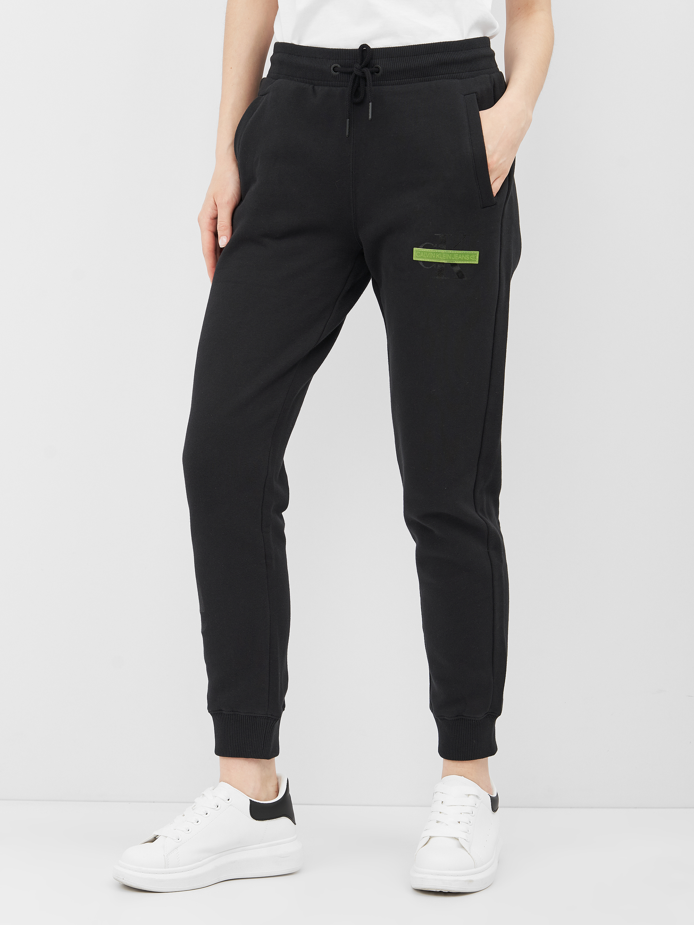 Спортивные штаны Calvin Klein Jeans Logo Badge Hwk Jogger J20J216550-BEH S Pvh Black
Спортивные штаны Calvin Klein Jeans Logo Badge Hwk Jogger J20J216550-BEH S Pvh Black