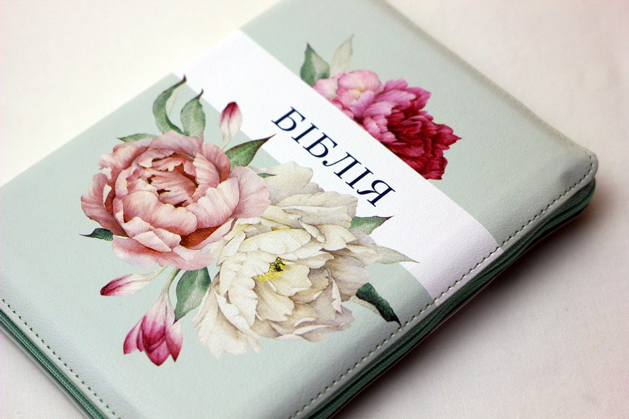 Біблія з великими піонами, середнього формату у м'якій палітурці зі шкірзаму
Біблія з великими піонами, середнього формату у м'якій палітурці зі шкірзаму