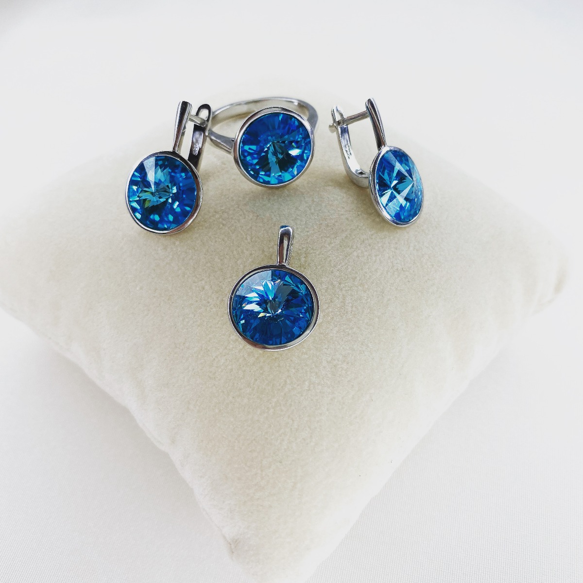 Гарнитур из серебра Adali лазурная сальса серьги+кольцо+кулон с Swarovski zirconia 18 мм
Гарнитур из серебра Adali лазурная сальса серьги+кольцо+кулон с Swarovski zirconia 18 мм