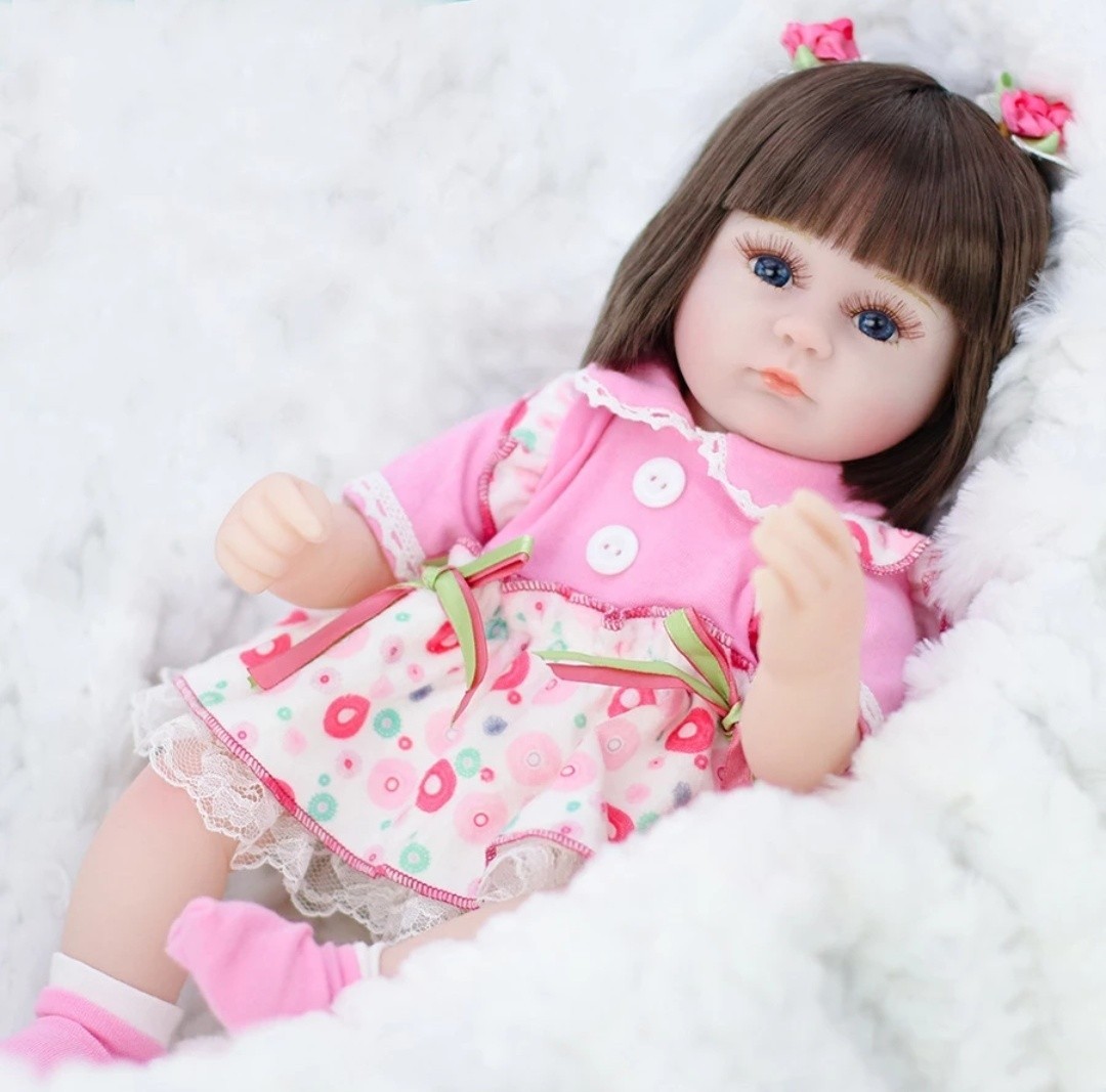 Реалистичная кукла Reborn Baby Doll , рост 42см с 3D глазами голубого цвета, платье "Ягода" , D2703
Реалистичная кукла Reborn Baby Doll , рост 42см с 3D глазами голубого цвета, платье "Ягода" , D2703
