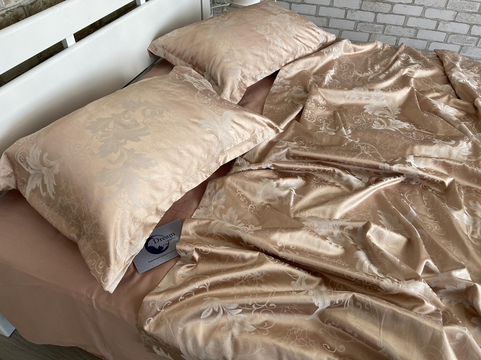 Комплект постельного белья Dreamcat из жаккард-сатина Золото с завитком Семейный бежево-тёплый (наволочки 50х70)
Комплект постельного белья Dreamcat из жаккард-сатина Золото с завитком Семейный бежево-тёплый (наволочки 50х70)