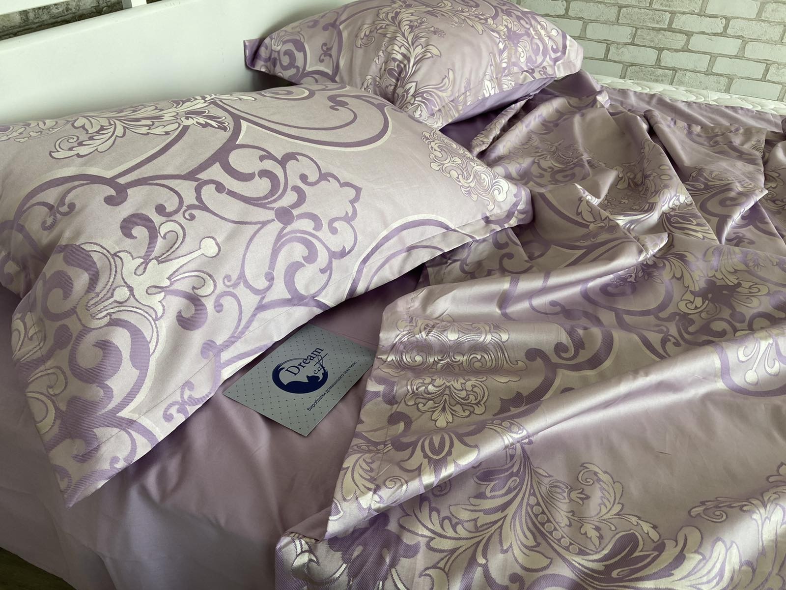 Комплект постельного белья Dreamcat из жаккард-сатина Сиреневый с серебряным узором Евро розово-серебряный (наволочки 70х70)
Комплект постельного белья Dreamcat из жаккард-сатина Сиреневый с серебряным узором Евро розово-серебряный (наволочки 70х70)
