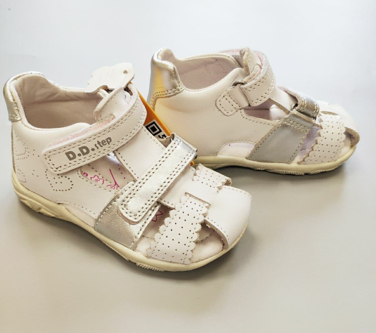 Босоножки для девочки D.D.Step Whitе AC290-7035M 26р. 16,5см Белый с серебристым
Босоножки для девочки D.D.Step Whitе AC290-7035M 26р. 16,5см Белый с серебристым