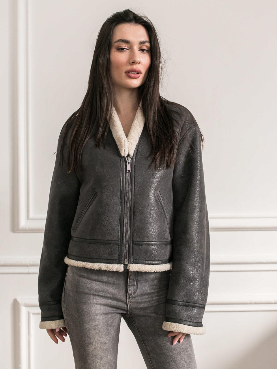 Дублёнка-авиатор из натуральной овчины серого цвета с меховой отделкой размер, Дублёнка-авиатор из натуральной овчины серого цвета с меховой отделкой размер L
Дублёнка-авиатор из натуральной овчины серого цвета с меховой отделкой размер, Дублёнка-авиатор из натуральной овчины серого цвета с меховой отделкой размер L