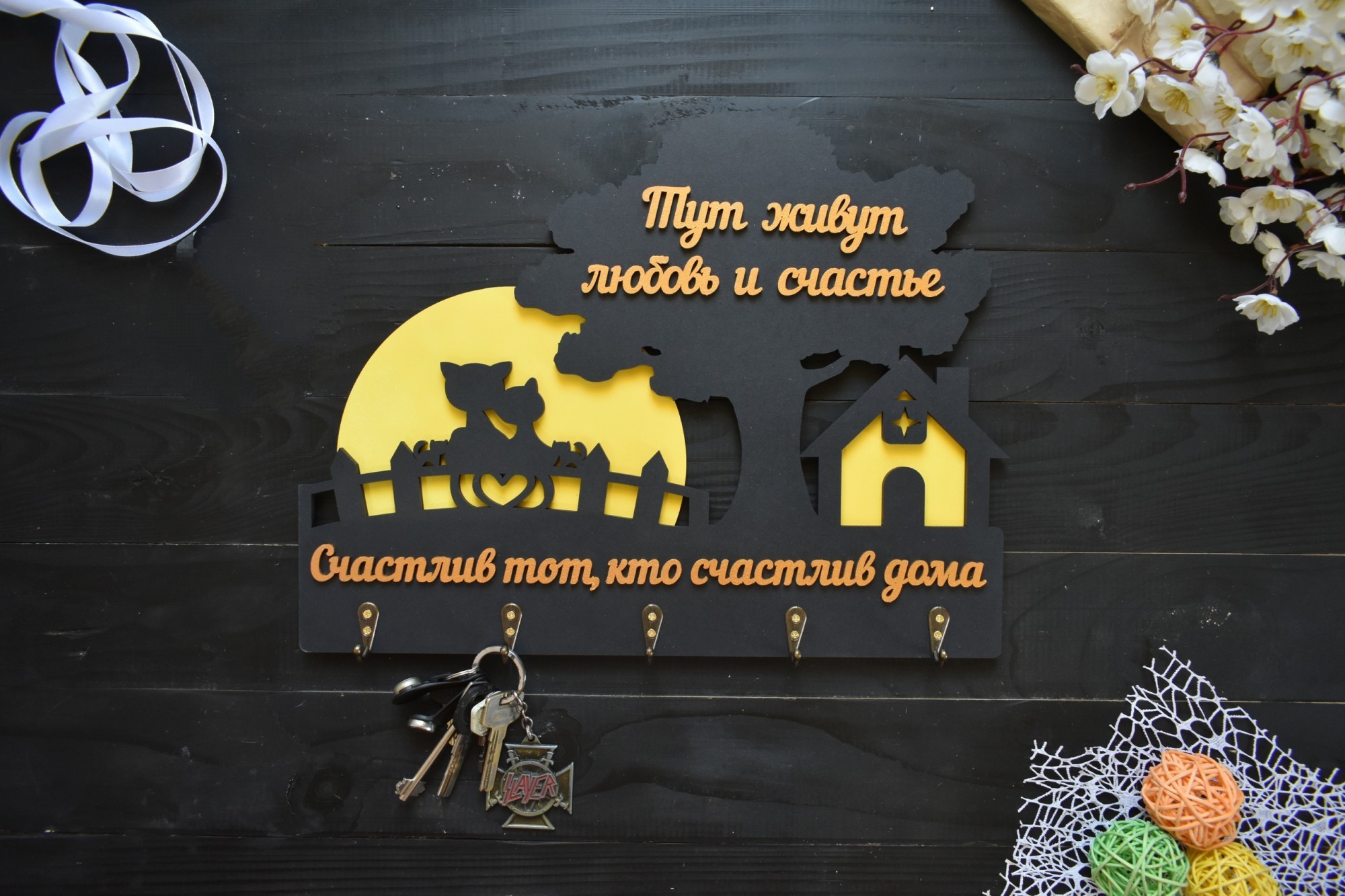 Ключница из дерева в прихожую с котиками под луной "Тут живут любовь и счастье" под заказ (Ключ0227)
Ключница из дерева в прихожую с котиками под луной "Тут живут любовь и счастье" под заказ (Ключ0227)