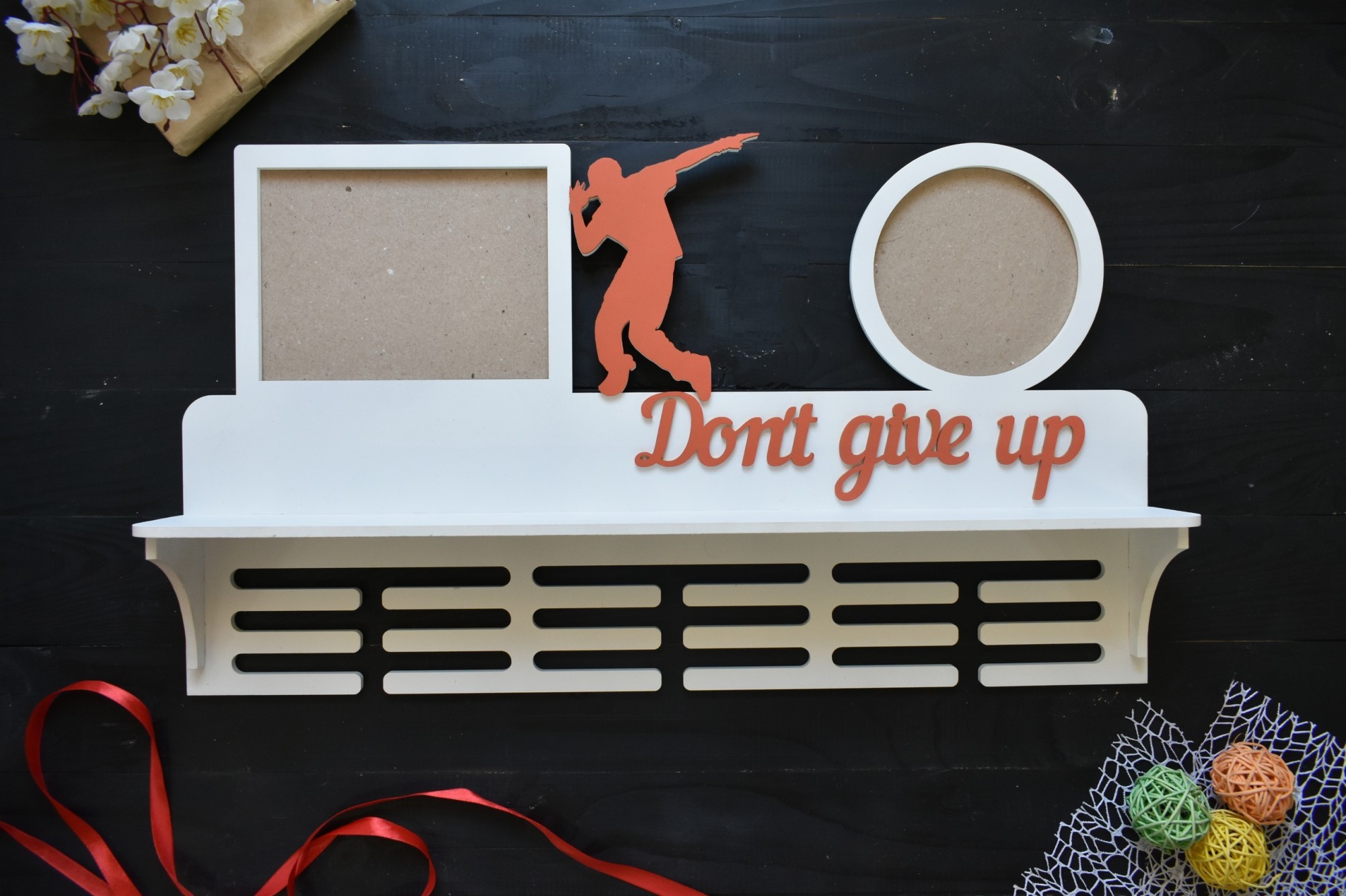Настенная медальница с полкой для кубков с фоторамками 15х20 и 15х15 "Don`t give up Hip-hop" под заказ (Мед0139)
Настенная медальница с полкой для кубков с фоторамками 15х20 и 15х15 "Don`t give up Hip-hop" под заказ (Мед0139)