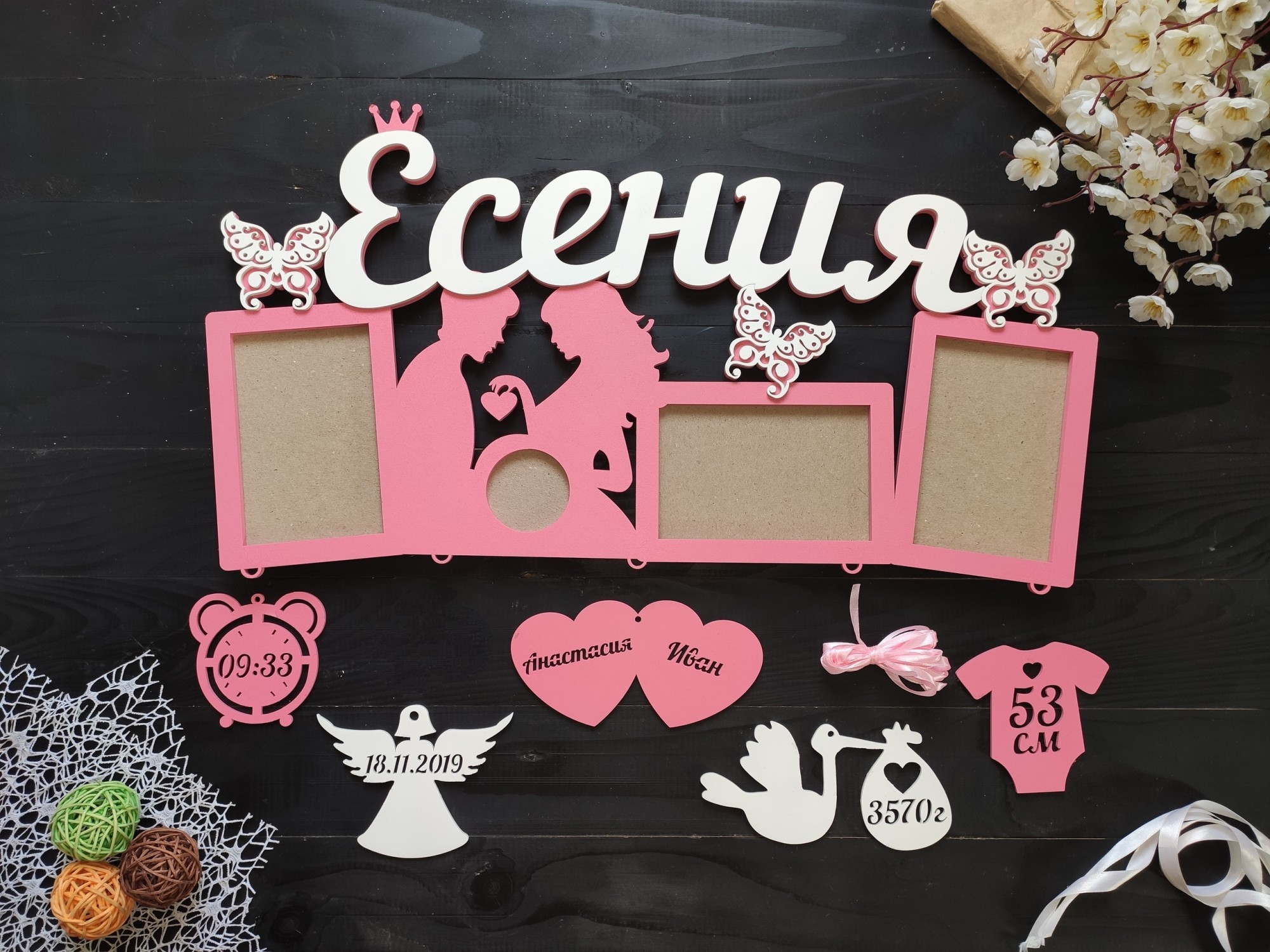 Настенная детская фоторамка из дерева с метрикой на 3 фото и снимком УЗИ "Есения" под заказ (Метр0162)
Настенная детская фоторамка из дерева с метрикой на 3 фото и снимком УЗИ "Есения" под заказ (Метр0162)