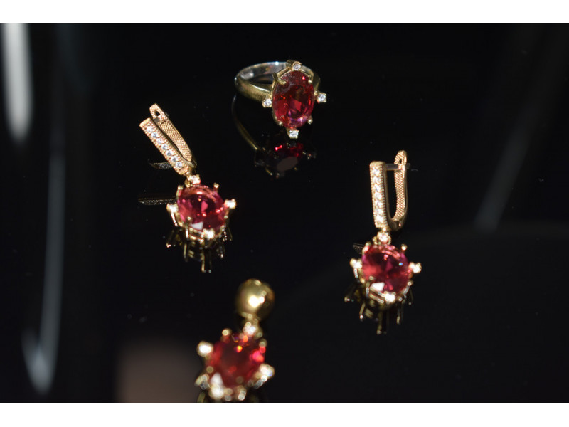 Комплект из серебра 925 проба в позолоте с красным камнем Алпанит Sky Jewelry 000789
Комплект из серебра 925 проба в позолоте с красным камнем Алпанит Sky Jewelry 000789