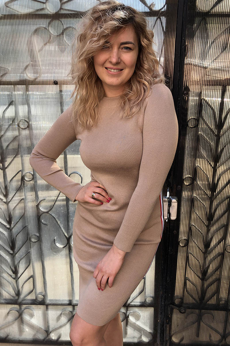 Однотонное трикотажное платье с односторонним лампасом LUREX - кофейный цвет, S (1559)
Однотонное трикотажное платье с односторонним лампасом LUREX - кофейный цвет, S (1559)