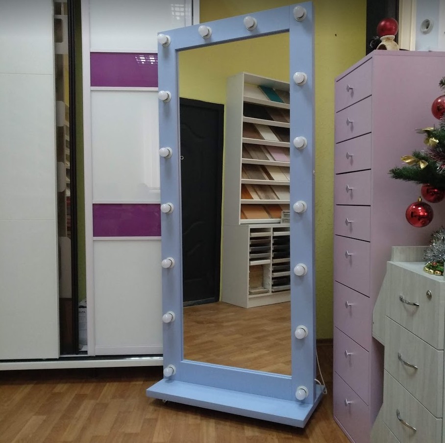 Гримерное зеркало в полный рост на подставке с колесами "FashionSaw" с подсветкой (без ламп) 180*80 см голубой ЛДСП 0119
Гримерное зеркало в полный рост на подставке с колесами "FashionSaw" с подсветкой (без ламп) 180*80 см голубой ЛДСП 0119