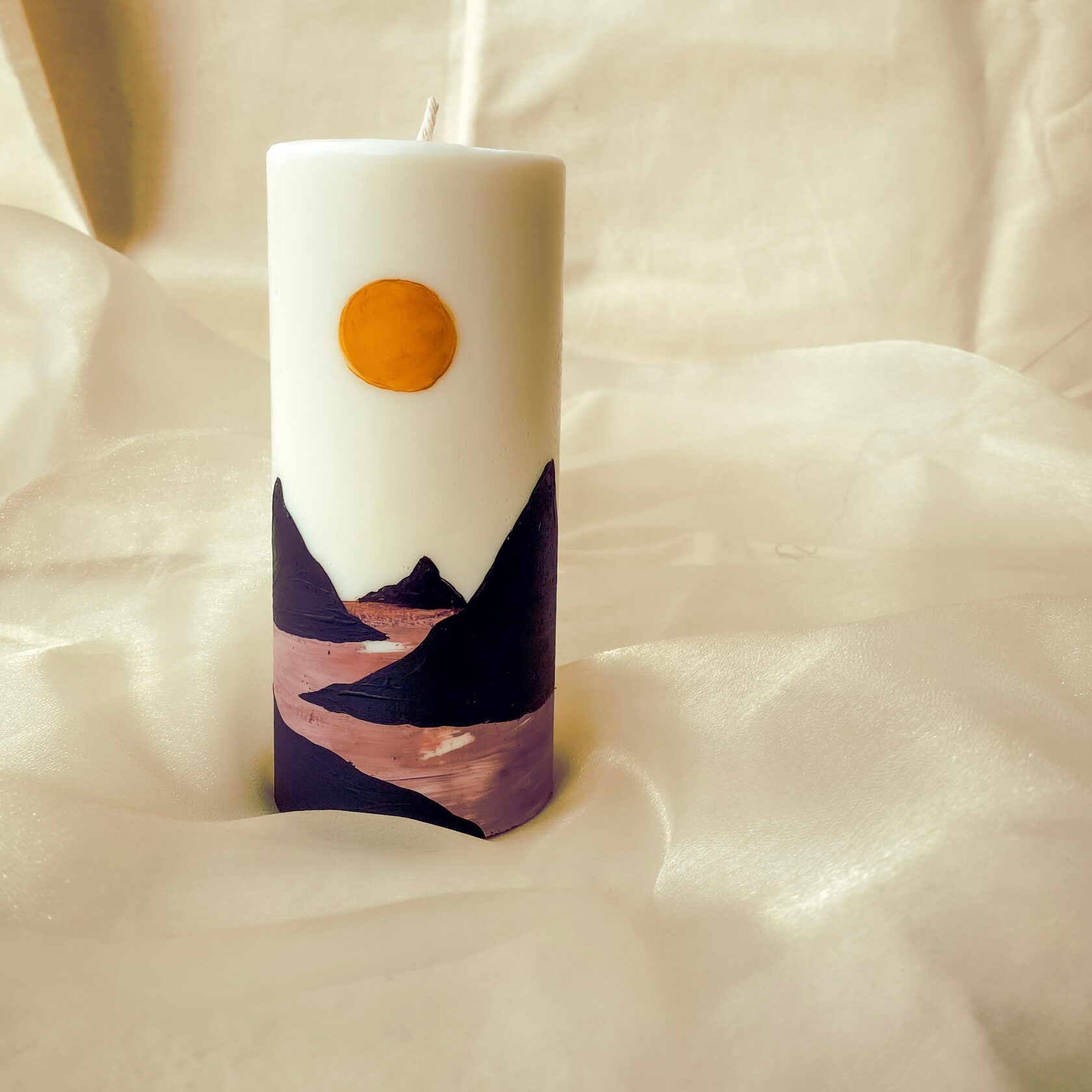 Свеча цилиндр разрисованная вручную "Пустыня и горы" из натурального соевого воска NUDES decor
Свеча цилиндр разрисованная вручную "Пустыня и горы" из натурального соевого воска NUDES decor