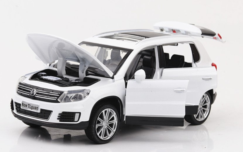 Модель легкового автомобиля Volkswagen Tiguan 1:32 с шестью дверями белого цвета
Модель легкового автомобиля Volkswagen Tiguan 1:32 с шестью дверями белого цвета