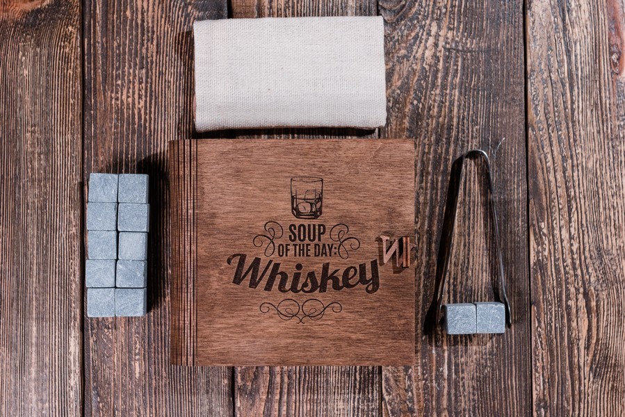 Оригинальные стеатитовые камни для виски Whiskey Stones, 12 шт. в подарочном наборе "Soup of the day whiskey"
Оригинальные стеатитовые камни для виски Whiskey Stones, 12 шт. в подарочном наборе "Soup of the day whiskey"