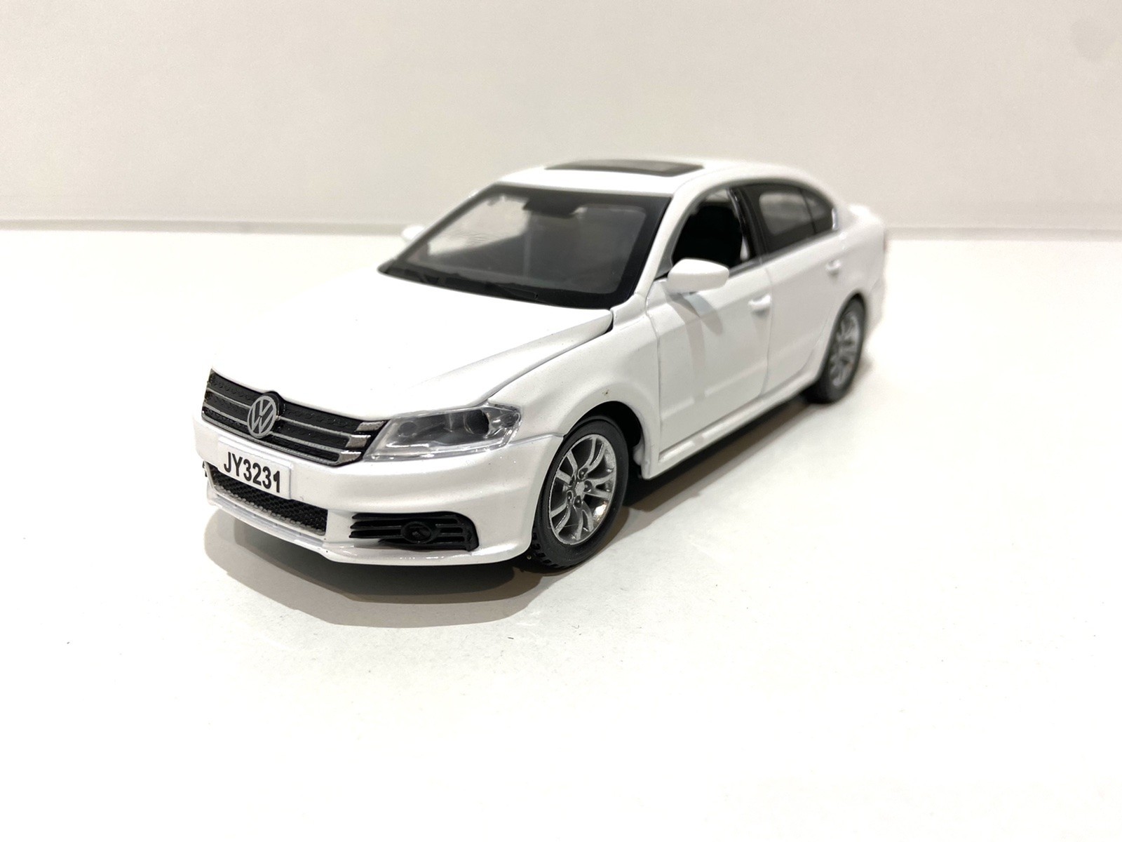 Машинка TK Union Group 29335 Volkswagen Passat B7 металлическая свет звук открываются двери/капот/багажник 1:32 Белая
Машинка TK Union Group 29335 Volkswagen Passat B7 металлическая свет звук открываются двери/капот/багажник 1:32 Белая