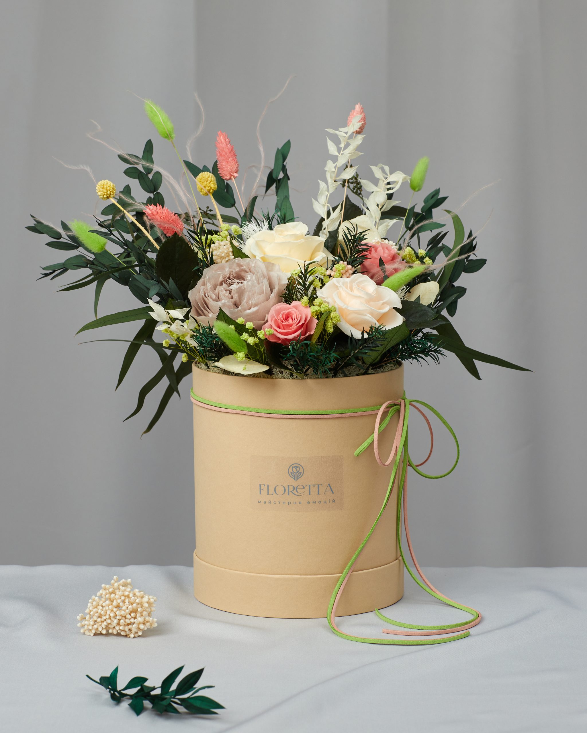 Букет «Ніжний поцілунок» - живі стабілізовані квіти в капелюшній коробці
Букет «Ніжний поцілунок» - живі стабілізовані квіти в капелюшній коробці