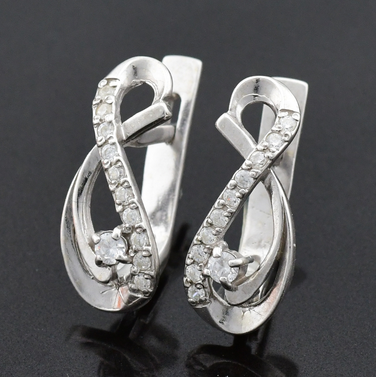 Серебряные серьги Бесконечность размер 19х8 мм вставка белые фианиты вес 2.95 г 
Серебряные серьги Бесконечность размер 19х8 мм вставка белые фианиты вес 2.95 г