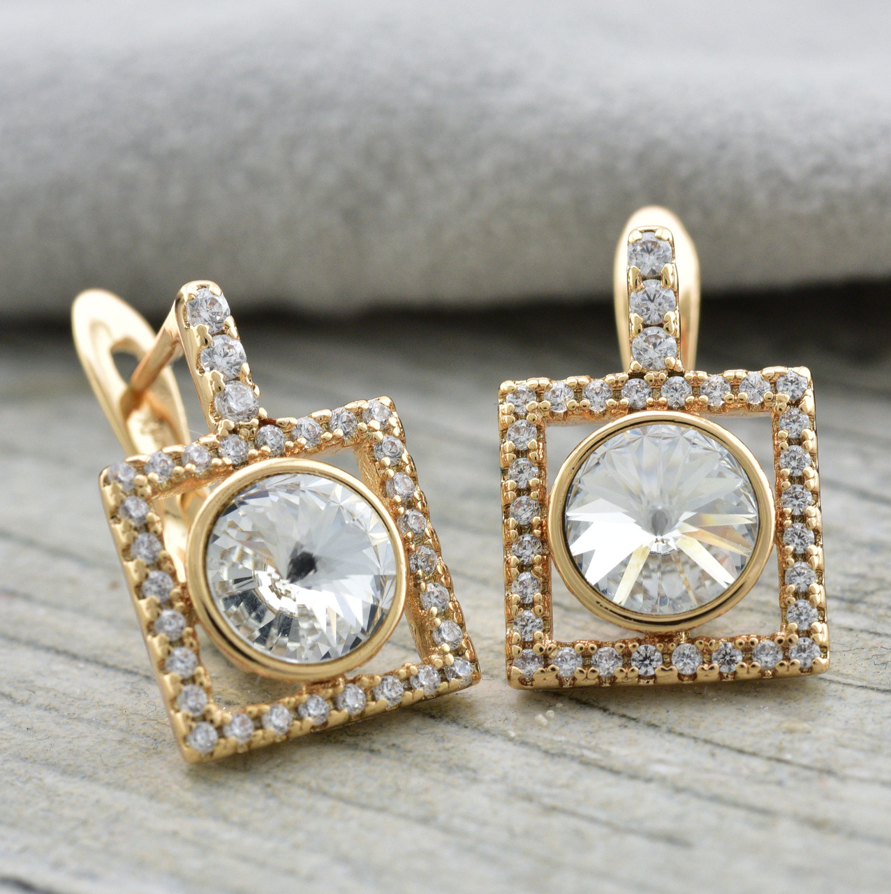 Серьги Xuping с кристаллами Swarovski 83128 размер 15х10 мм цвет белый вес 2.7 г позолота 18К
Серьги Xuping с кристаллами Swarovski 83128 размер 15х10 мм цвет белый вес 2.7 г позолота 18К
