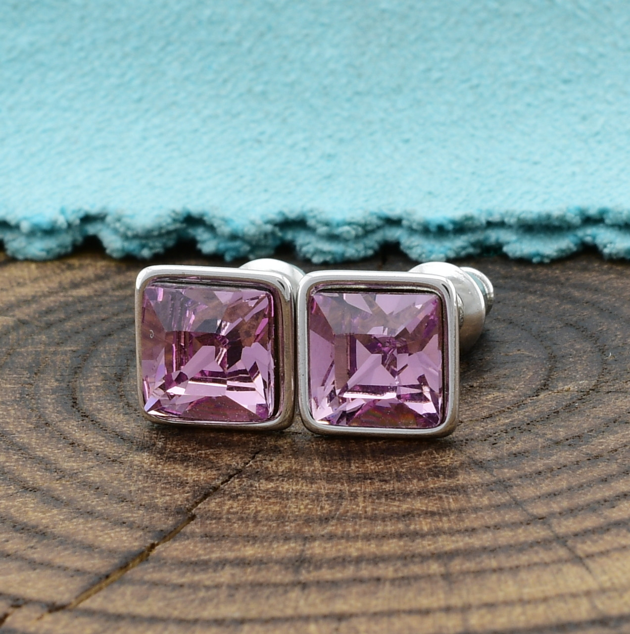 Серьги Xuping с кристаллами Swarovski 21402 размер 7х7 мм цвет светлый аметистовый позолота Белое Золото
Серьги Xuping с кристаллами Swarovski 21402 размер 7х7 мм цвет светлый аметистовый позолота Белое Золото