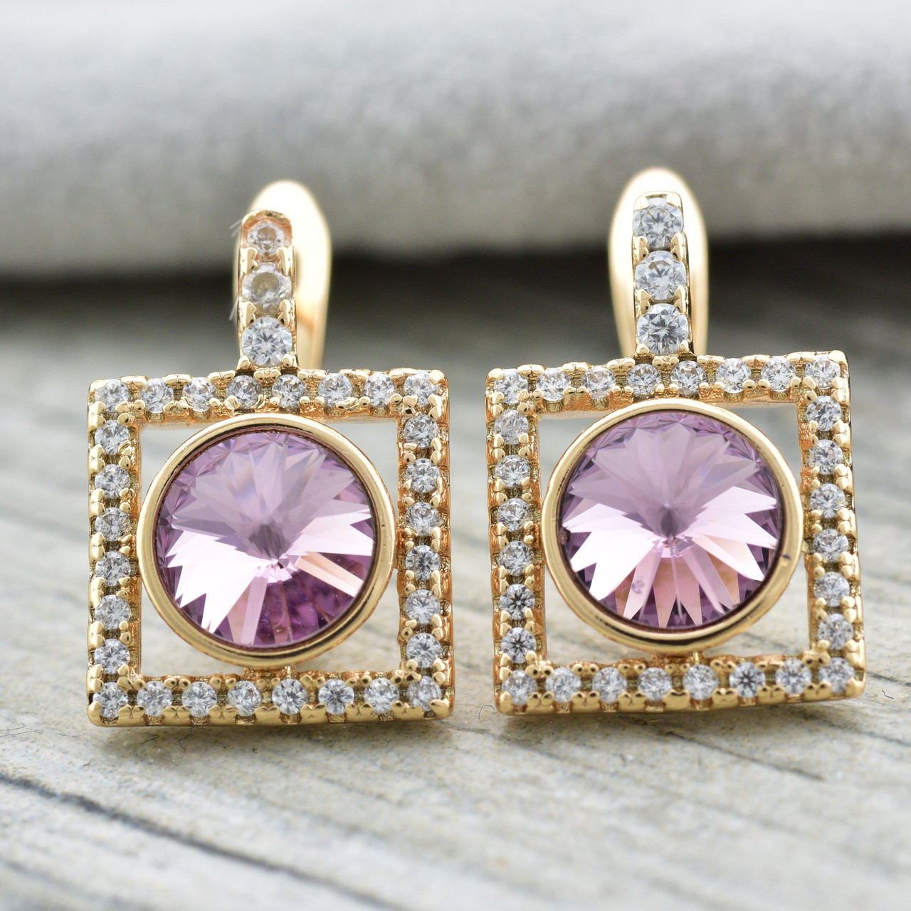 Серьги Xuping с кристаллами Swarovski 83128 размер 15х10 мм цвет светло-розовый вес 2.7 г позолота 18К
Серьги Xuping с кристаллами Swarovski 83128 размер 15х10 мм цвет светло-розовый вес 2.7 г позолота 18К