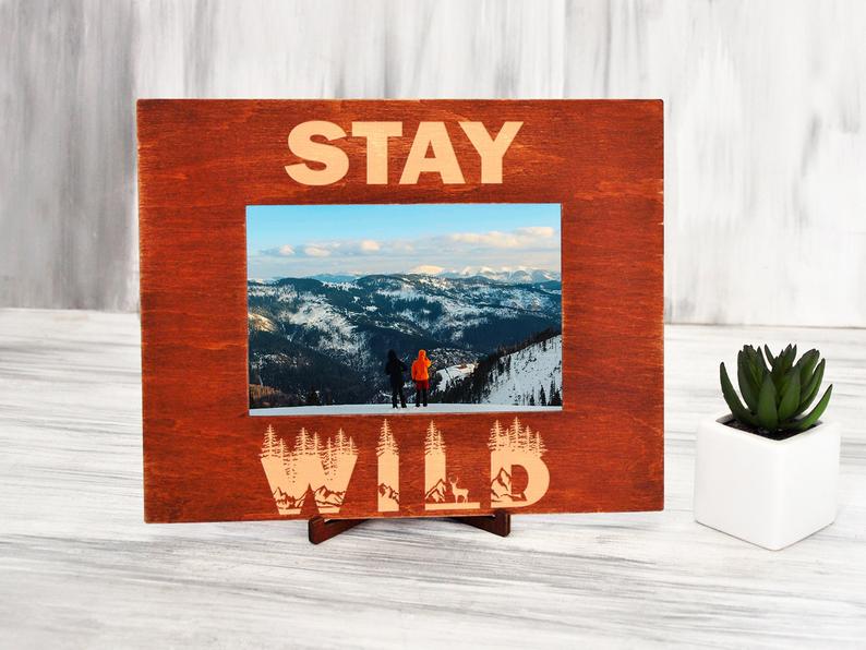 Подарочная рамка для фото из натурального дерева с гравировкой "Stay wild" 15х21, горизонтальная, Красное дерево, WOODPRESENT
Подарочная рамка для фото из натурального дерева с гравировкой "Stay wild" 15х21, горизонтальная, Красное дерево, WOODPRESENT