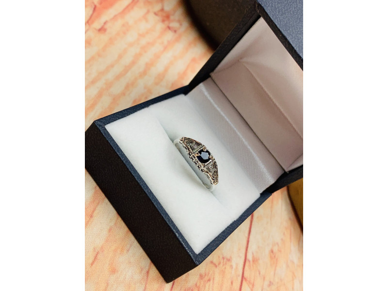 Серебряное кольцо с Сапфировой Шпинелью и камнями Белый Сапфир Sky Jewelry 000603
Серебряное кольцо с Сапфировой Шпинелью и камнями Белый Сапфир Sky Jewelry 000603