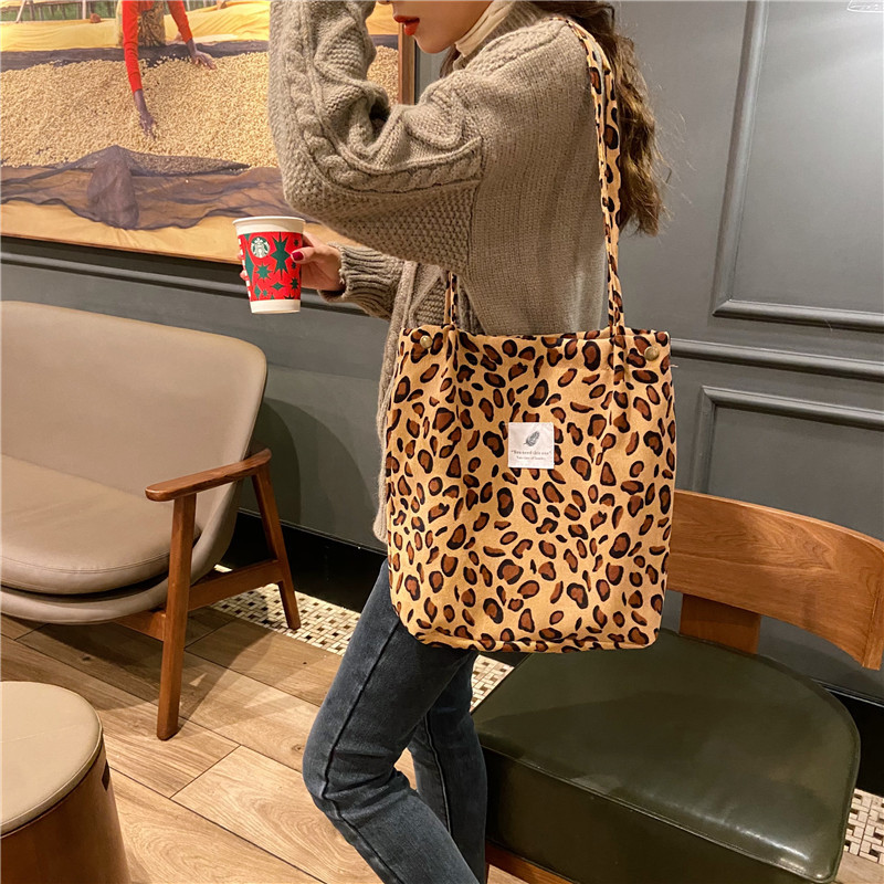 Сумка шоппер Экосумка женская тканевая с леопардовым принтом Желтая Berni Fashion Желтый
Сумка шоппер Экосумка женская тканевая с леопардовым принтом Желтая Berni Fashion Желтый