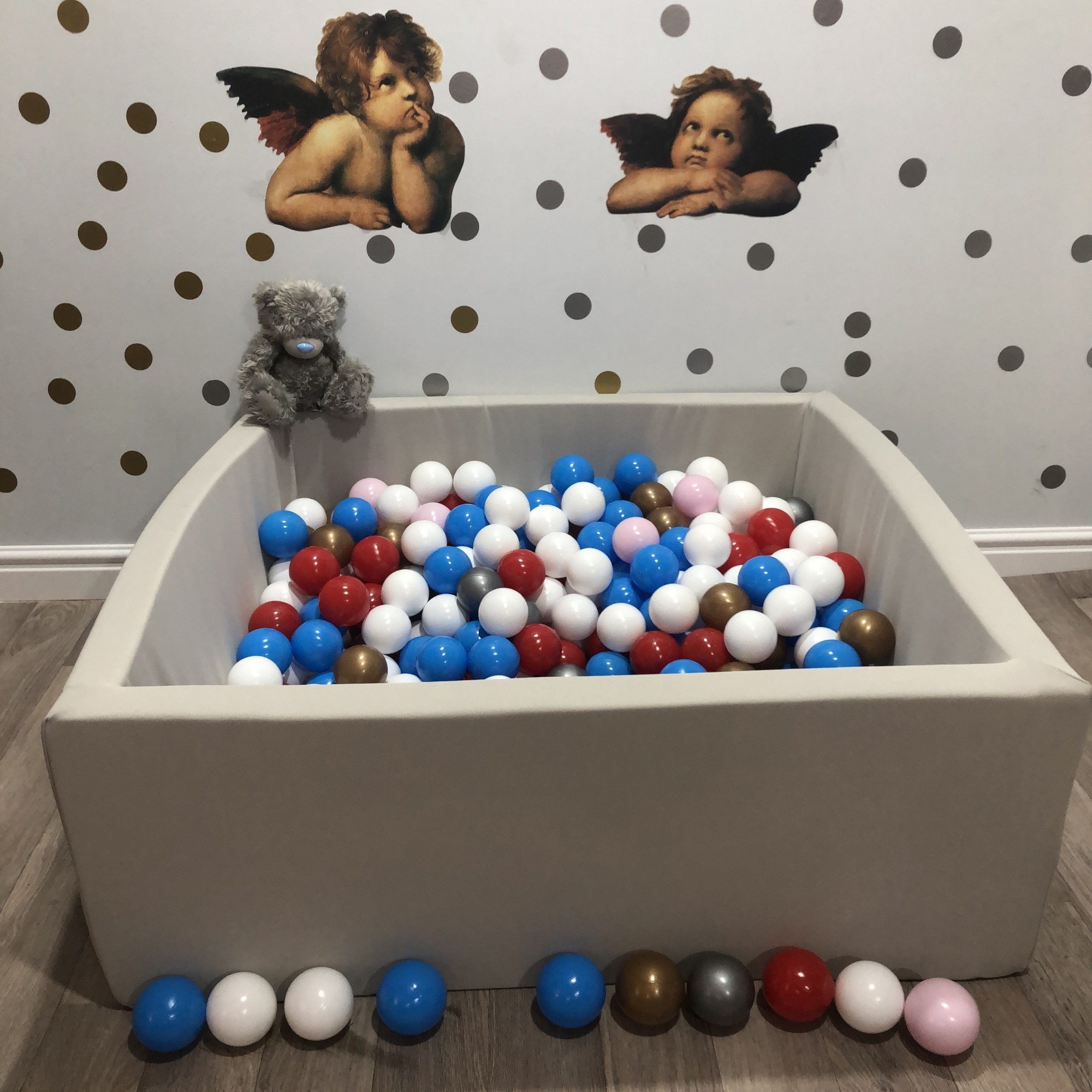 Сухой бассейн Maikinbaby квадрат 110 см и 300 шт шаров Слоновая кость (арт.Мк110-103)
Сухой бассейн Maikinbaby квадрат 110 см и 300 шт шаров Слоновая кость (арт.Мк110-103)