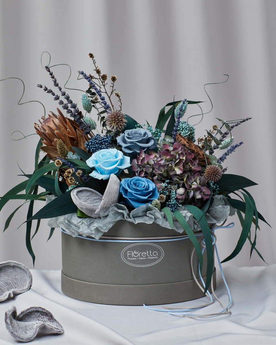 Интерьерная композиция «Шлейф Снежной королевы» из стабилизированных цветов и сухоцветов в шляпной коробке XL
Интерьерная композиция «Шлейф Снежной королевы» из стабилизированных цветов и сухоцветов в шляпной коробке XL