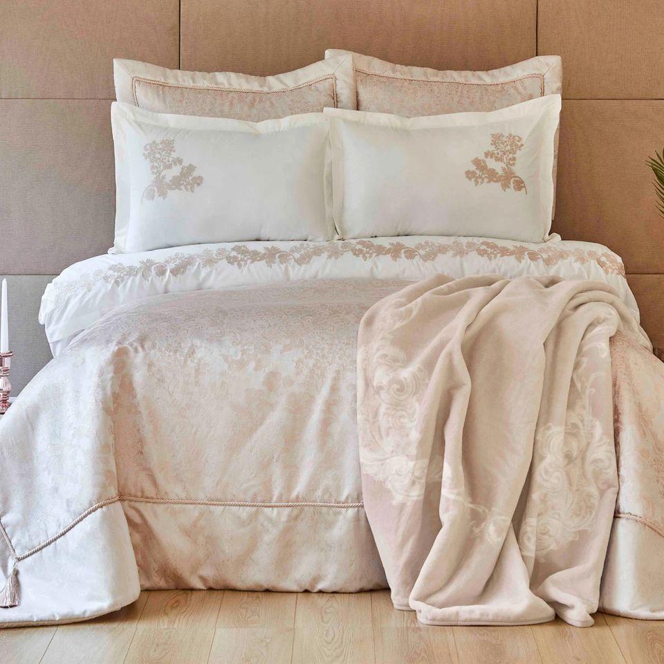 Набор постельное белье с покрывалом + плед Karaca Home - Jessica rosegold розовое золото евро (10)
Набор постельное белье с покрывалом + плед Karaca Home - Jessica rosegold розовое золото евро (10)