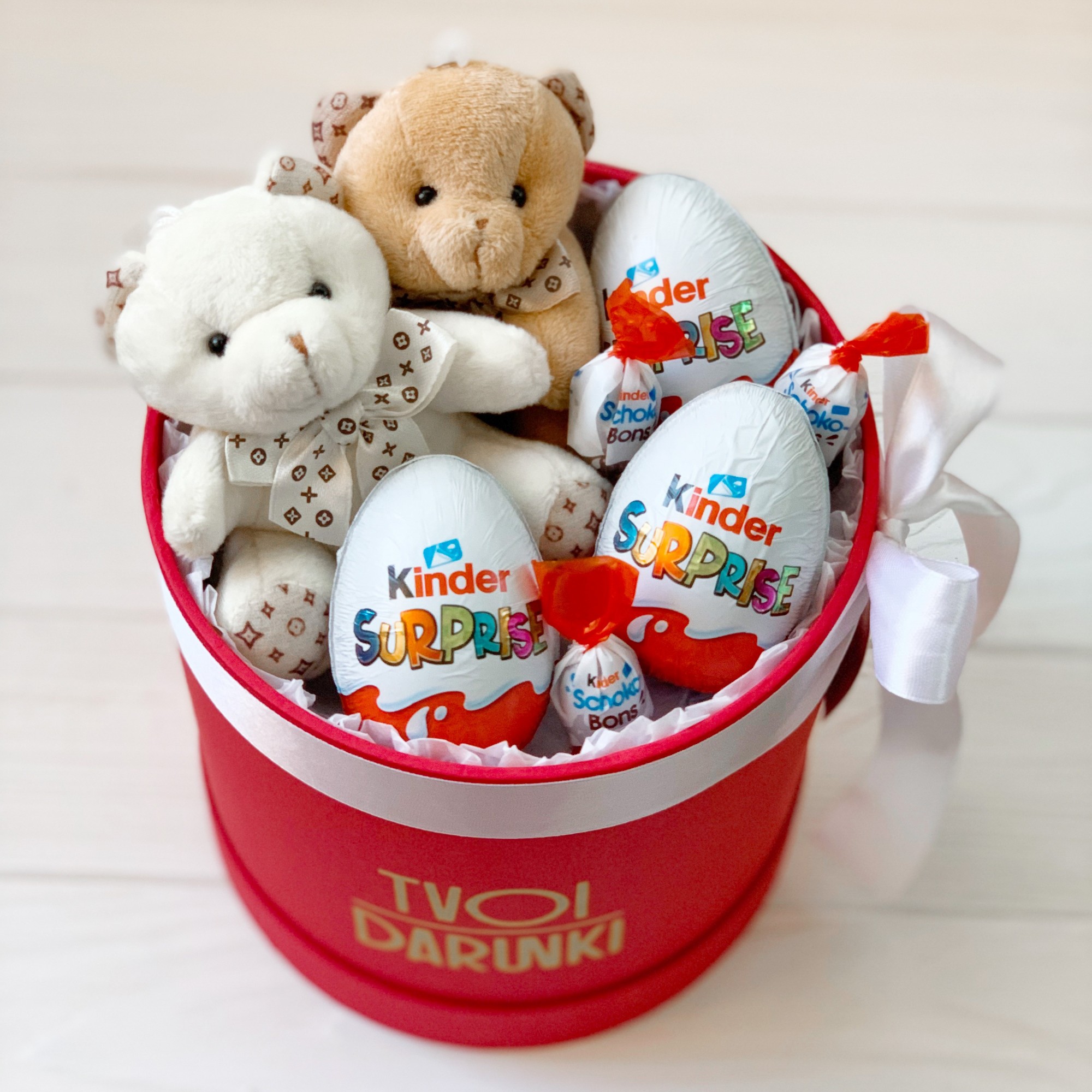 Подарок для девушки YourGifts Подарочный бокс со сладостями и мишками для сестры, жены, мамы, девушки. Подарок на день рождения.
Подарок для девушки YourGifts Подарочный бокс со сладостями и мишками для сестры, жены, мамы, девушки. Подарок на день рождения.