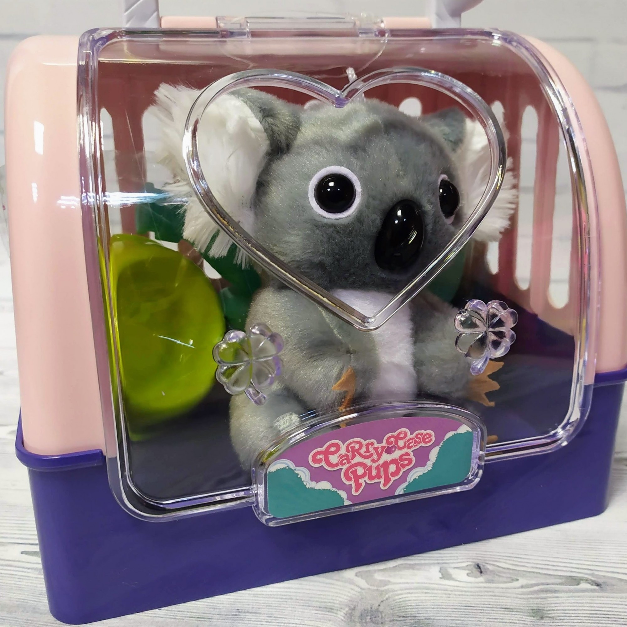 Игровой набор JIA YU TOY Коала c набором для ухода, в переноске розовой (DR 5076)
Игровой набор JIA YU TOY Коала c набором для ухода, в переноске розовой (DR 5076)