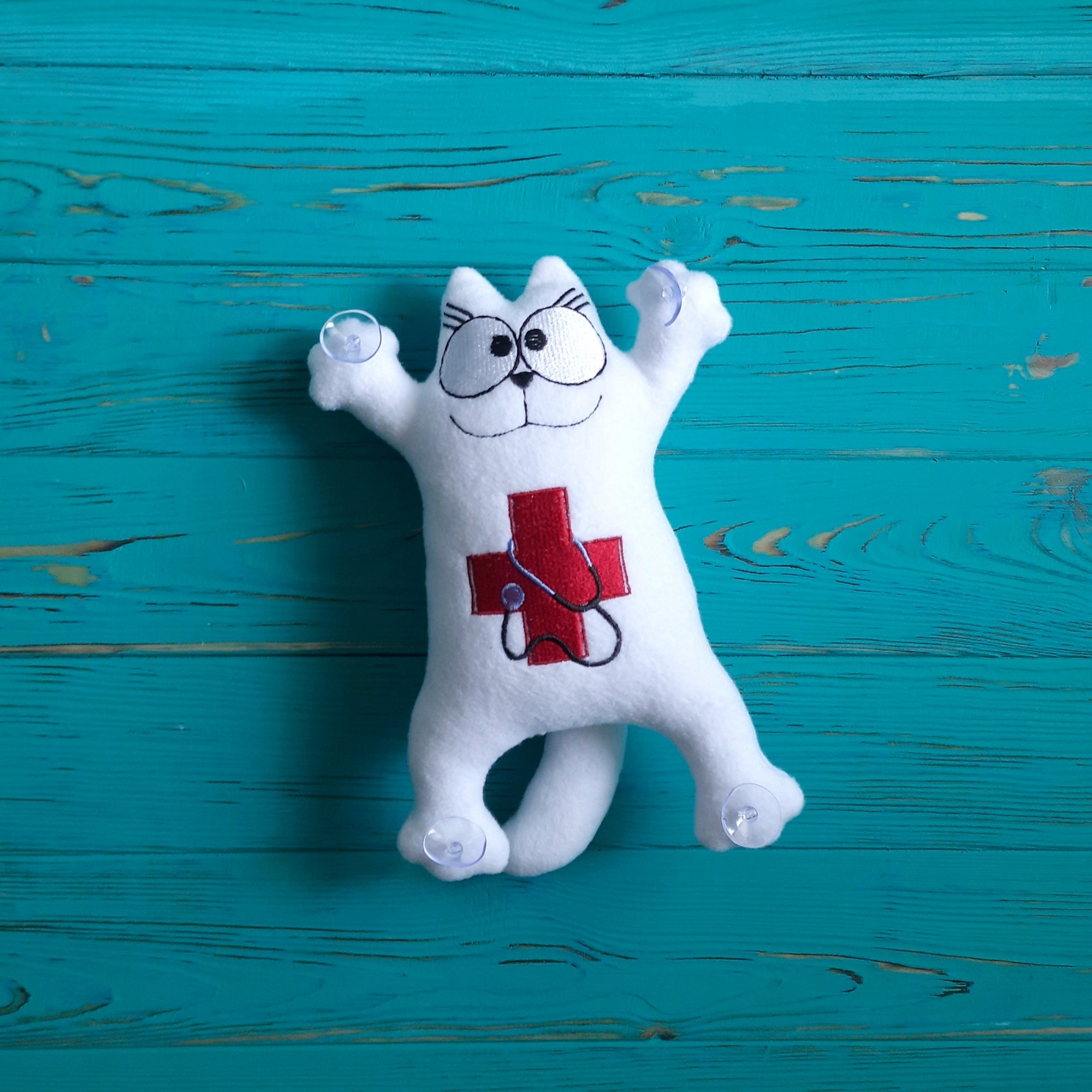 Мягкая игрушка на присосках в авто Baby Textile Кот Саймон Доктор Ручная работа 26 см Белый
Мягкая игрушка на присосках в авто Baby Textile Кот Саймон Доктор Ручная работа 26 см Белый