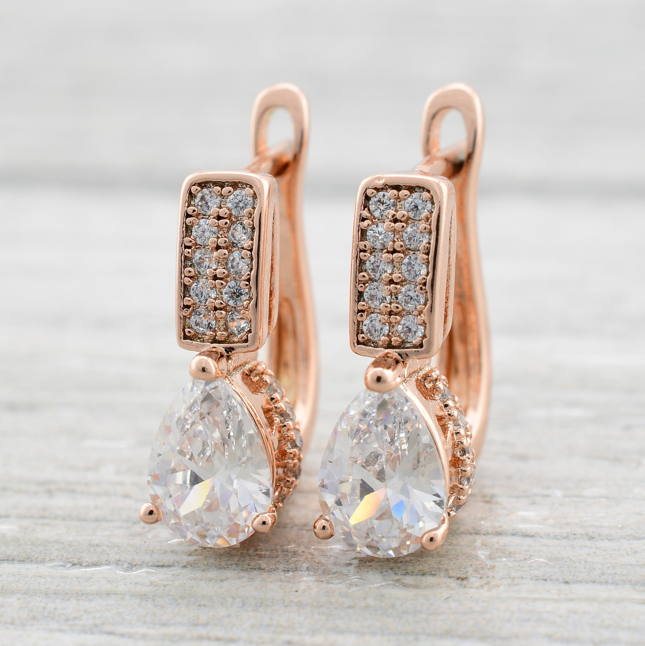 Серьги Xuping 22768 размер 14х5 мм белые фианиты вес 2.9 г позолота РО
Серьги Xuping 22768 размер 14х5 мм белые фианиты вес 2.9 г позолота РО