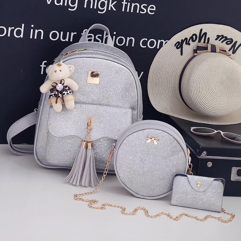 Оригинальный женский набор рюкзак + сумочка + визитница Эко-кожа SILVER sequins с брелком
Оригинальный женский набор рюкзак + сумочка + визитница Эко-кожа SILVER sequins с брелком
