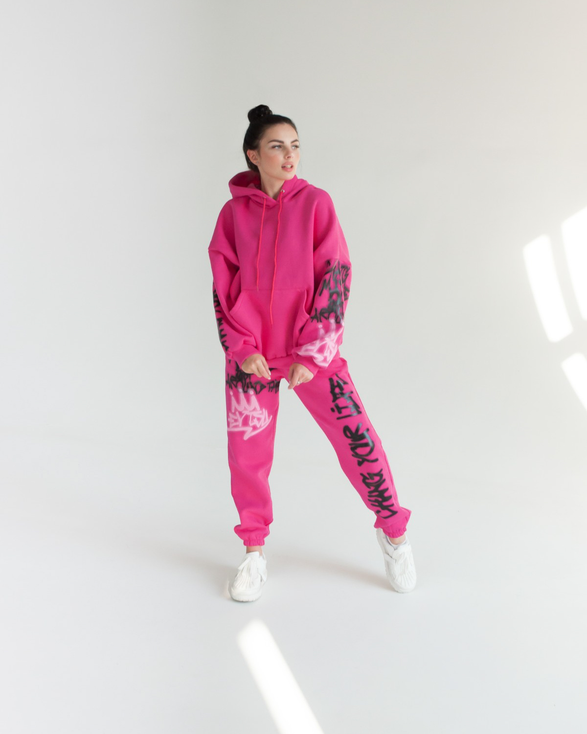 Теплый спортивный костюм с граффити Just Style Малиновый, Теплый спортивный костюм с граффити Just Style Малиновый 46-48
Теплый спортивный костюм с граффити Just Style Малиновый, Теплый спортивный костюм с граффити Just Style Малиновый 46-48