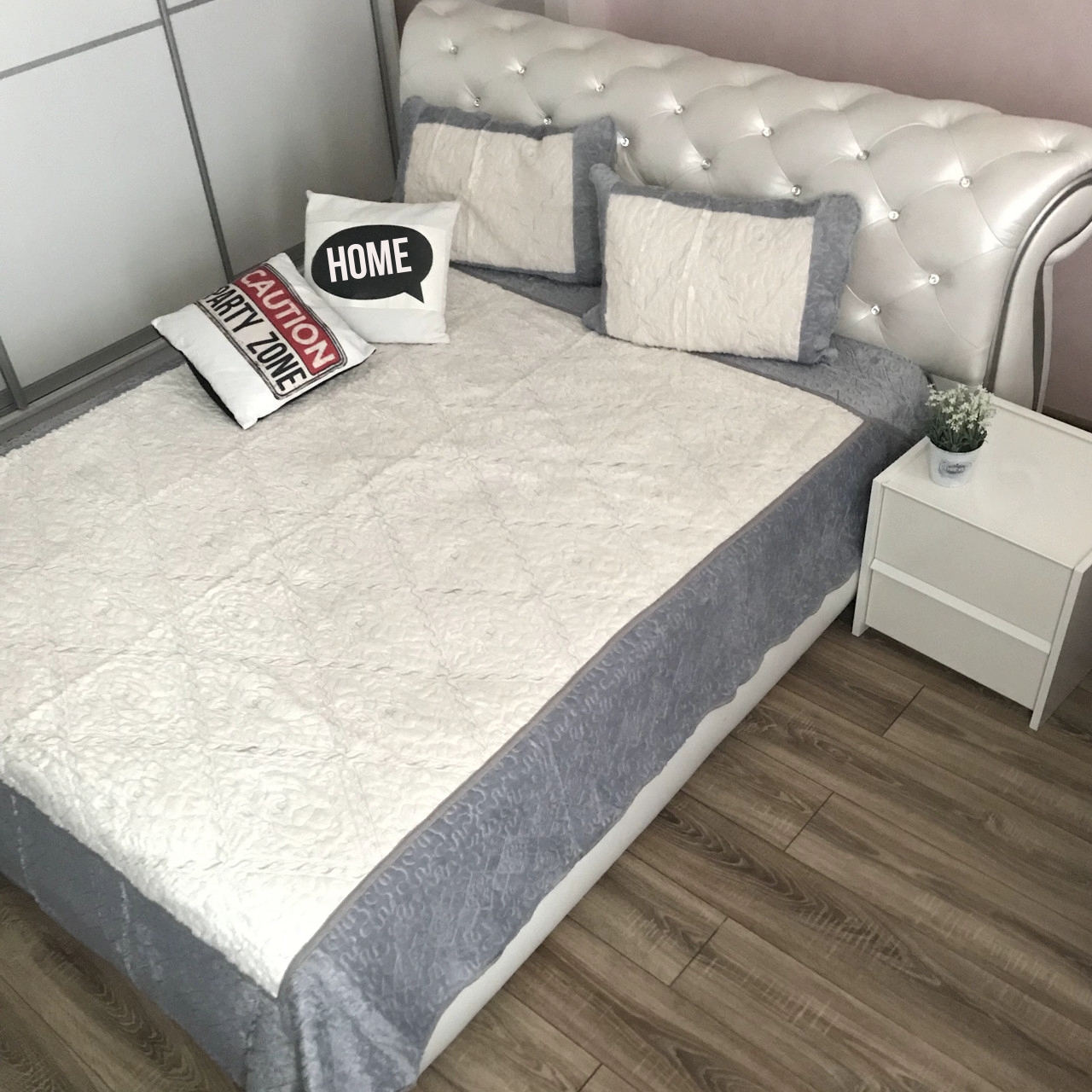 Меховое стеганное покрывало ALBO 220x240 cm + наволочки 50x70 cm (2 шт) Серое (P-E3-1)
Меховое стеганное покрывало ALBO 220x240 cm + наволочки 50x70 cm (2 шт) Серое (P-E3-1)