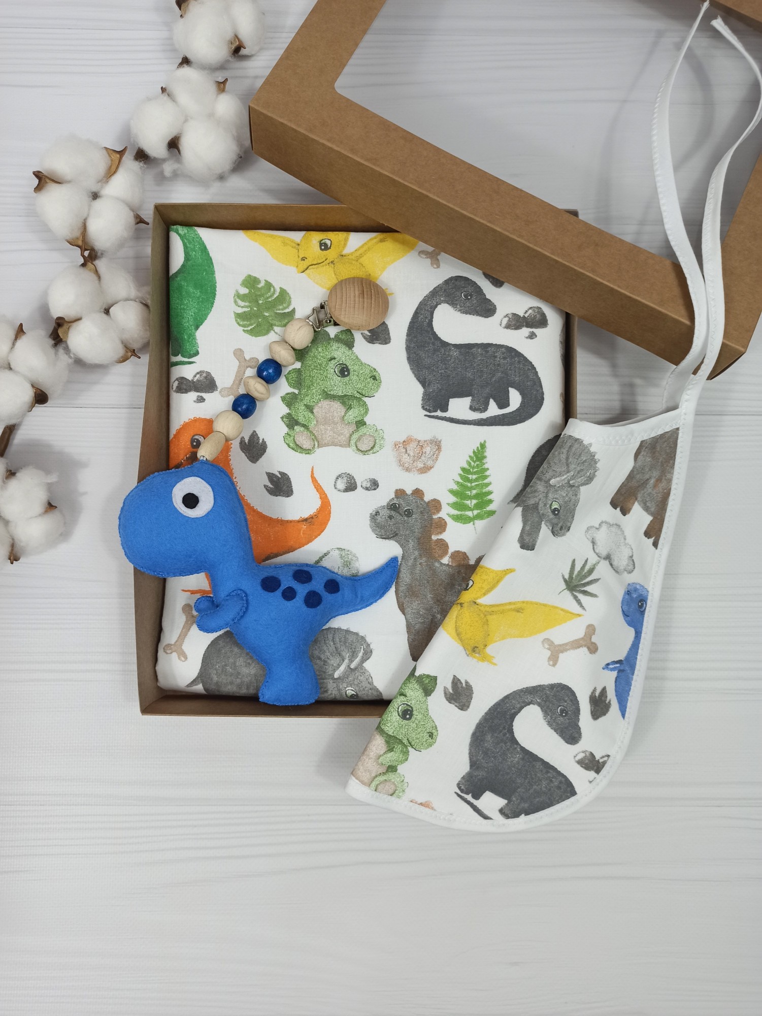 Подарочный набор a.l.babybox (Непромокаемая пеленка 80х100, Непромокаемый слюнявчик, Подвеска со звуком в коляску или кроватку) Дино Синий
Подарочный набор a.l.babybox (Непромокаемая пеленка 80х100, Непромокаемый слюнявчик, Подвеска со звуком в коляску или кроватку) Дино Синий