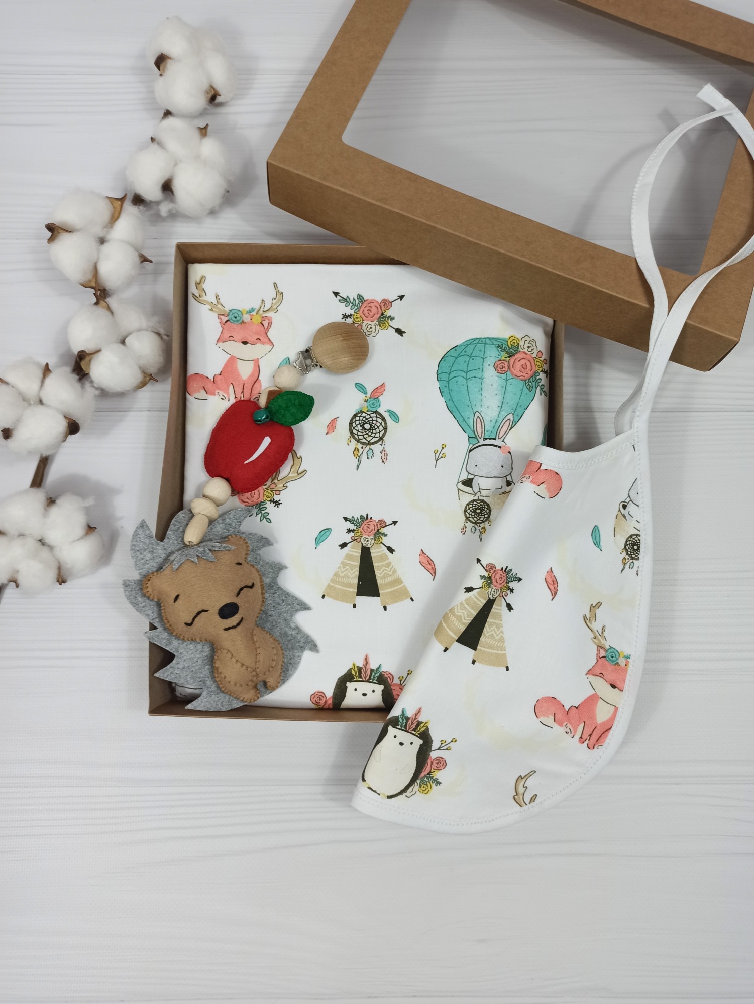 Подарочный набор a.l.babybox (Непромокаемая пеленка 80х100, Непромокаемый слюнявчик, Подвеска со звуком в коляску или кроватку) Лесные жители Разноцветный
Подарочный набор a.l.babybox (Непромокаемая пеленка 80х100, Непромокаемый слюнявчик, Подвеска со звуком в коляску или кроватку) Лесные жители Разноцветный