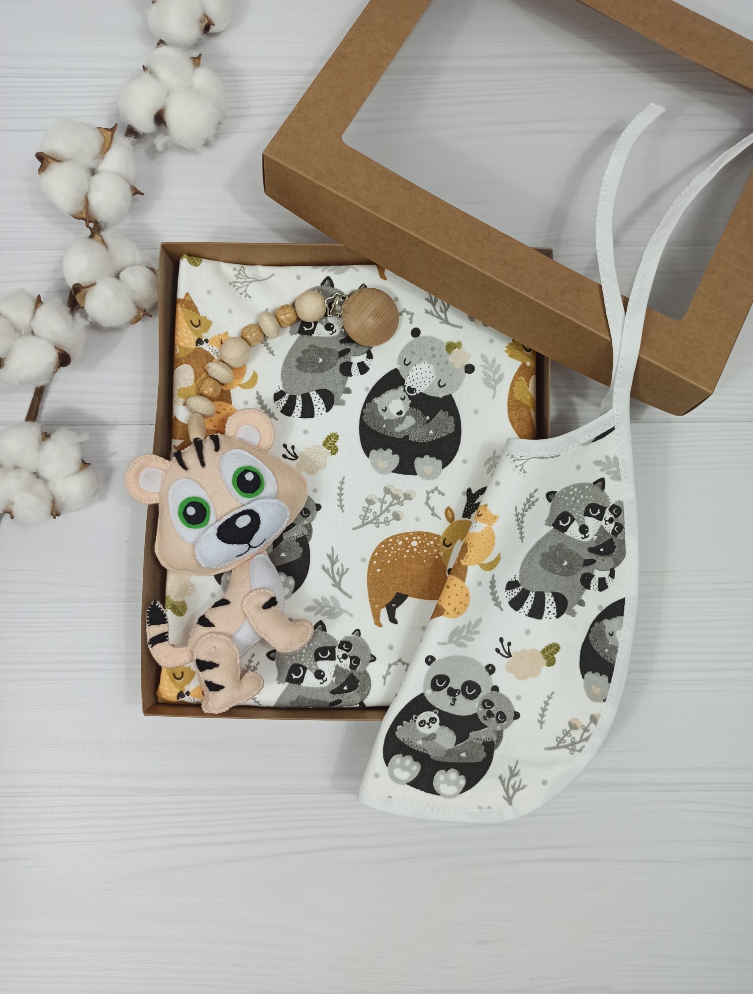 Подарочный набор a.l.babybox (Непромокаемая пеленка 80х100, Непромокаемый слюнявчик, Подвеска со звуком в коляску или кроватку) Мамины объятия Разноцветный
Подарочный набор a.l.babybox (Непромокаемая пеленка 80х100, Непромокаемый слюнявчик, Подвеска со звуком в коляску или кроватку) Мамины объятия Разноцветный