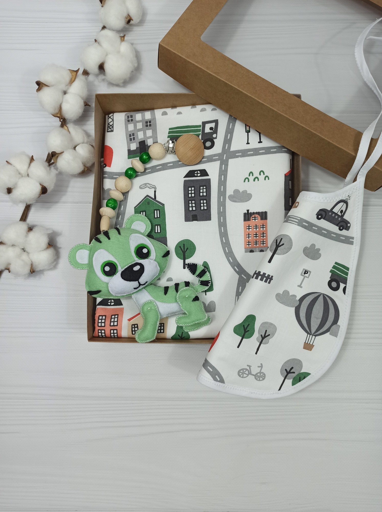 Подарочный набор a.l.babybox (Непромокаемая пеленка 80х100, Непромокаемый слюнявчик, Подвеска со звуком в коляску или кроватку) Машинки в городе Разноцветный
Подарочный набор a.l.babybox (Непромокаемая пеленка 80х100, Непромокаемый слюнявчик, Подвеска со звуком в коляску или кроватку) Машинки в городе Разноцветный