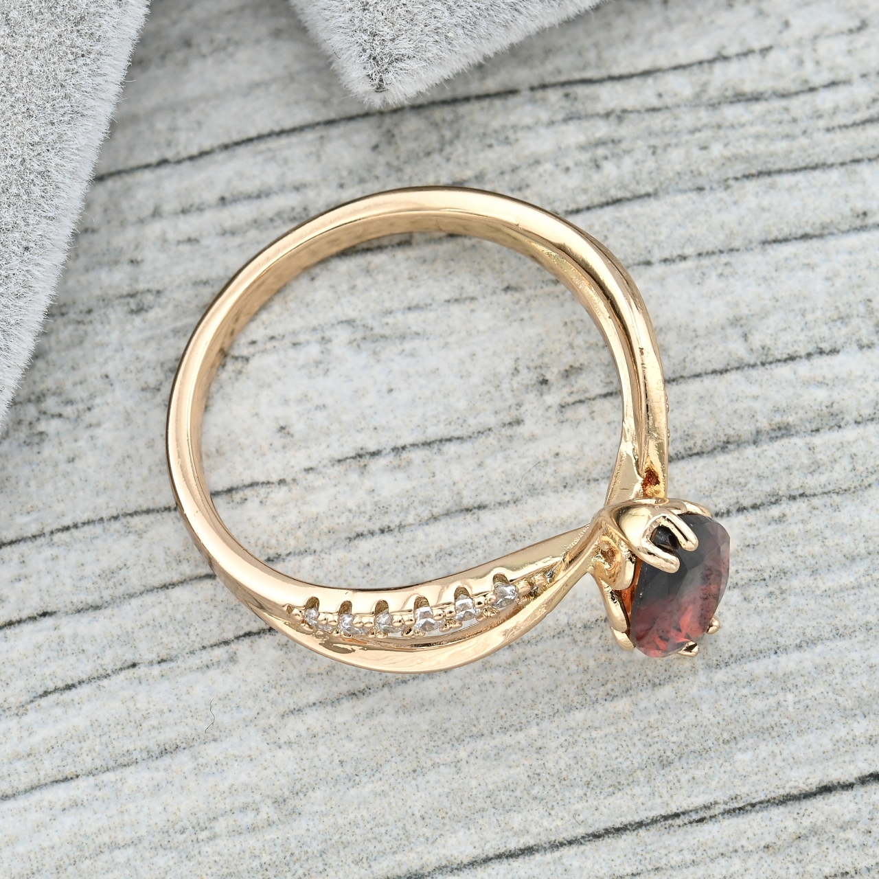 Кольцо Xuping 37268 ширина 12 мм красные фианиты позолота 18К17
Кольцо Xuping 37268 ширина 12 мм красные фианиты позолота 18К17