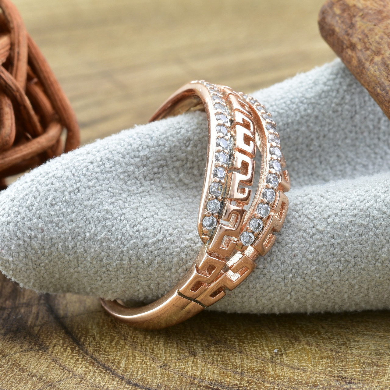 Кольцо Xuping 14210 ширина 9 мм белые фианиты позолота РО20
Кольцо Xuping 14210 ширина 9 мм белые фианиты позолота РО20