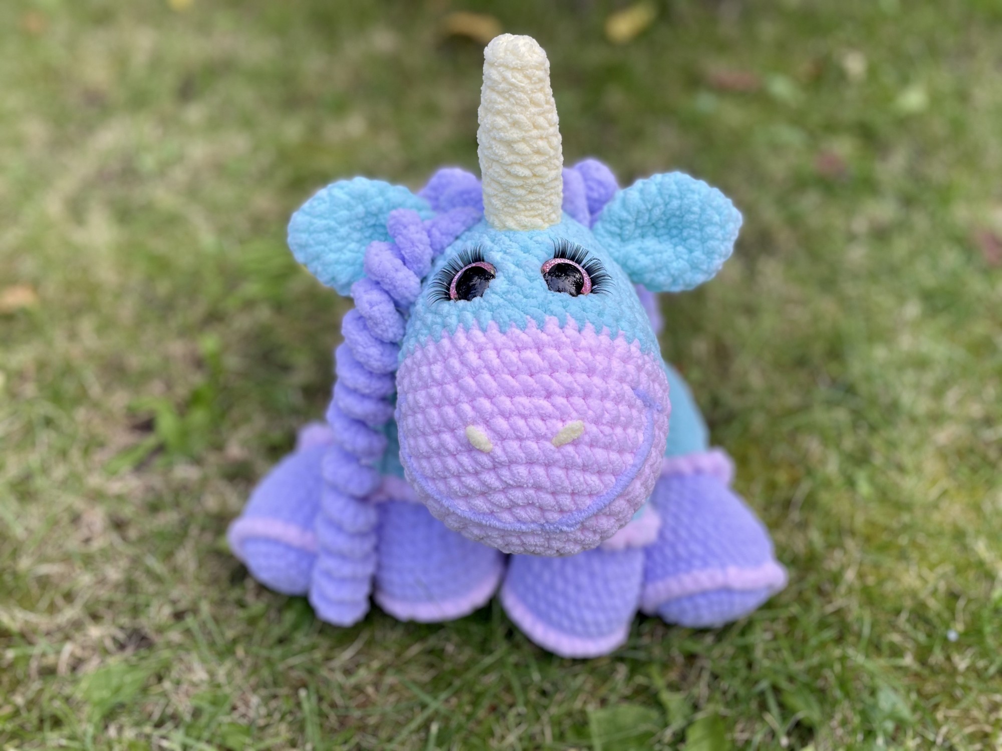 Hand Made амигуруми Unicorn плюшевая игрушка Единорожка (сидит) мята-лаванда. Рост 52см
Hand Made амигуруми Unicorn плюшевая игрушка Единорожка (сидит) мята-лаванда. Рост 52см
